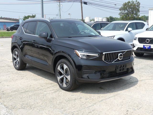 2025 Volvo XC40 Core Bright Theme