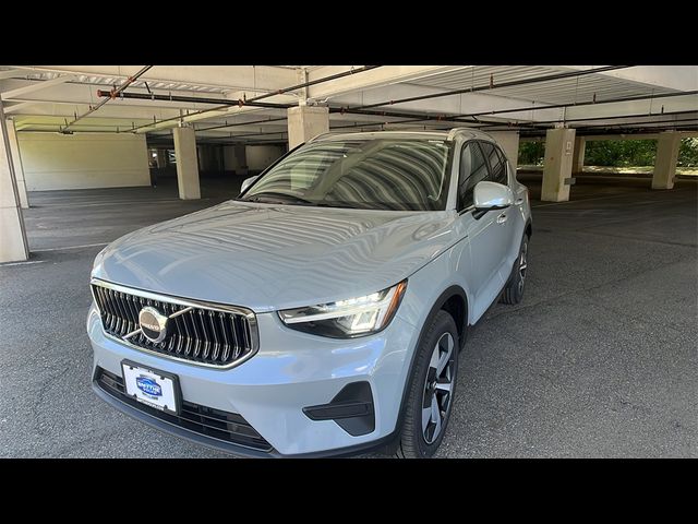 2025 Volvo XC40 Core Bright Theme