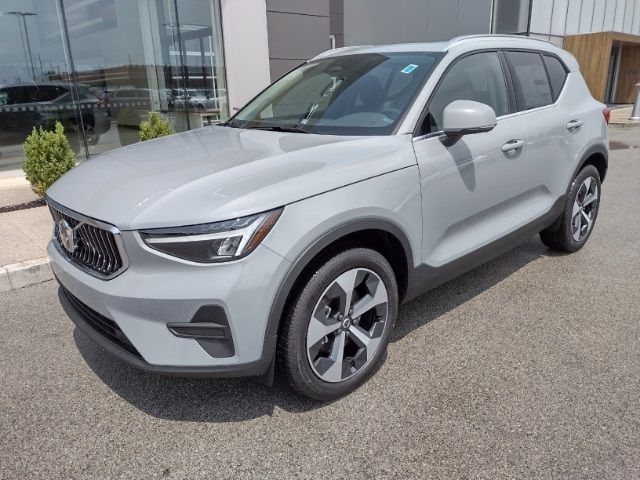 2025 Volvo XC40 Core Bright Theme