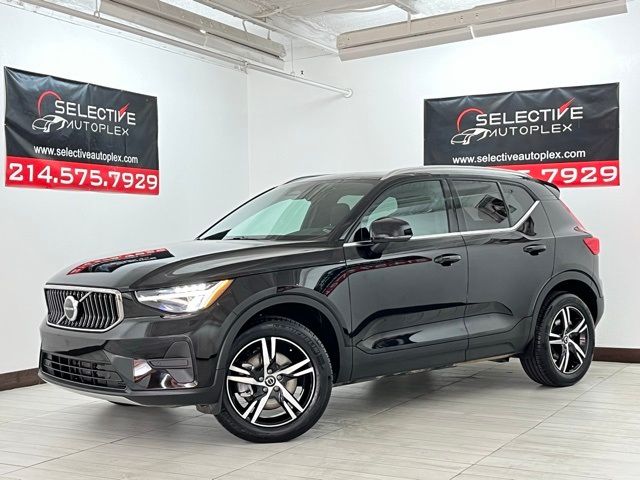2025 Volvo XC40 Core Bright Theme