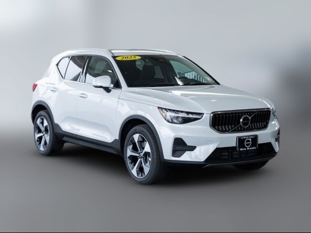 2025 Volvo XC40 Core Bright Theme