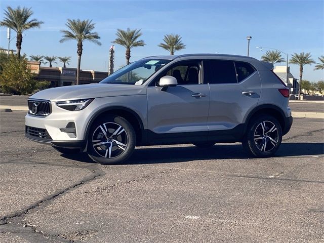 2025 Volvo XC40 Core Bright Theme