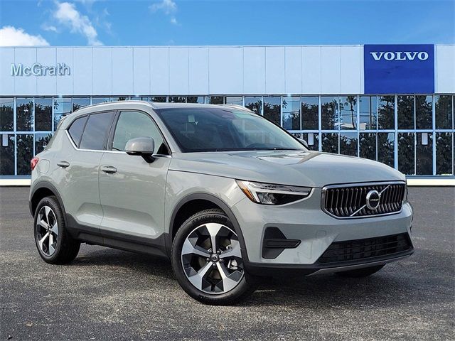 2025 Volvo XC40 Core Bright Theme