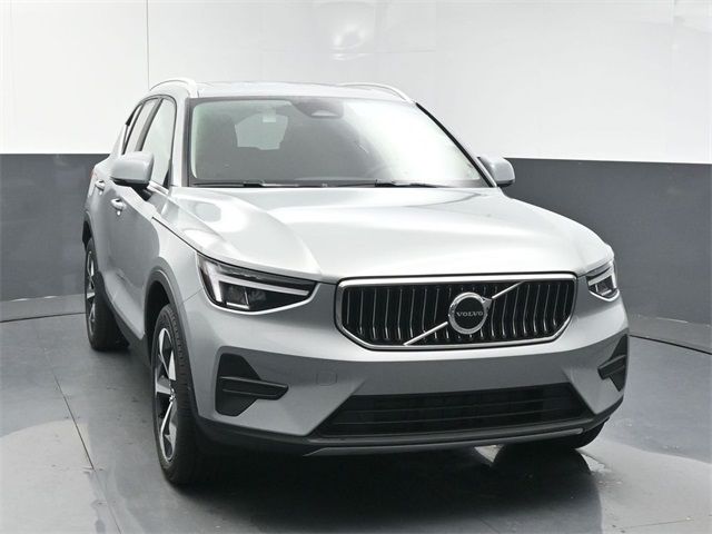 2025 Volvo XC40 Core Bright Theme