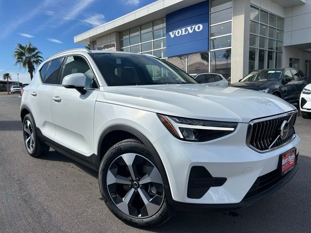 2025 Volvo XC40 Core Bright Theme