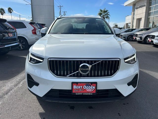 2025 Volvo XC40 Core Bright Theme