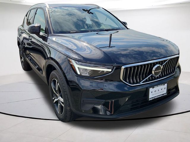 2025 Volvo XC40 Core Bright Theme