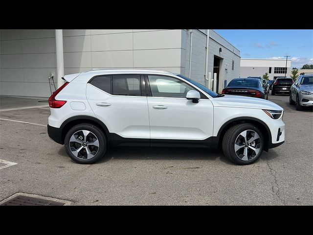 2025 Volvo XC40 Core Bright Theme