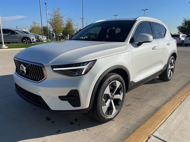 2025 Volvo XC40 Core Bright Theme