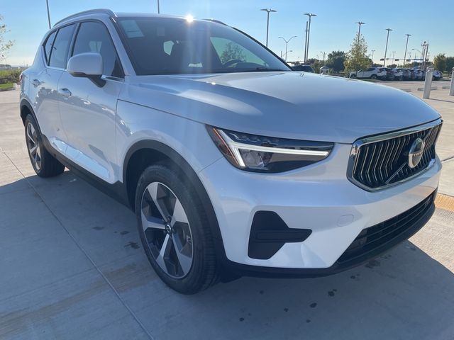 2025 Volvo XC40 Core Bright Theme