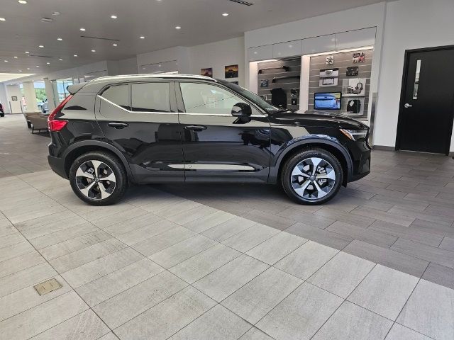 2025 Volvo XC40 Core Bright Theme