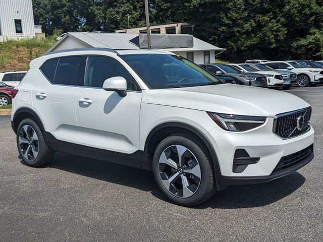 2025 Volvo XC40 Core Bright Theme