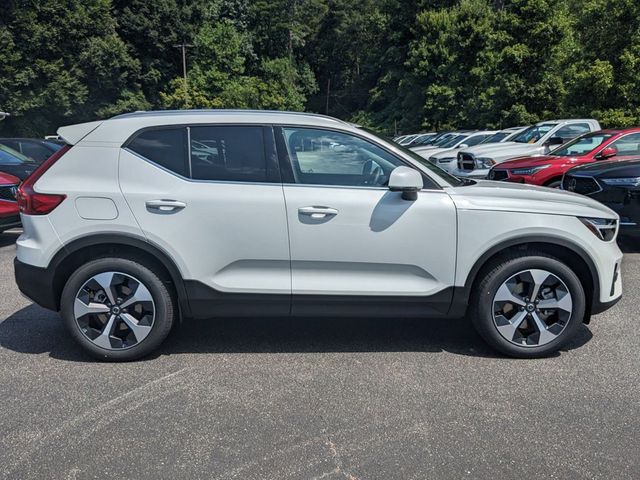 2025 Volvo XC40 Core Bright Theme