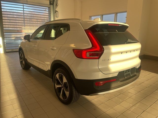 2025 Volvo XC40 Core Bright Theme