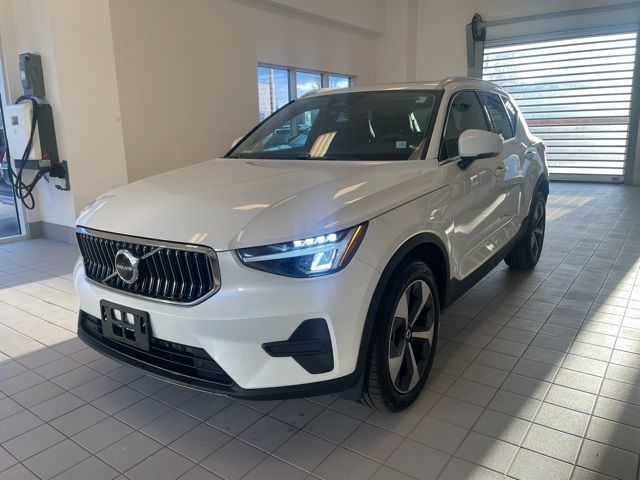 2025 Volvo XC40 Core Bright Theme