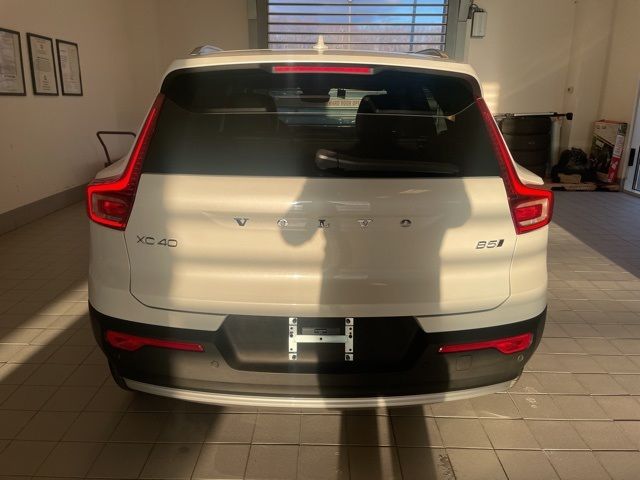 2025 Volvo XC40 Core Bright Theme