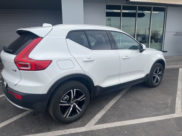 2025 Volvo XC40 Core Bright Theme