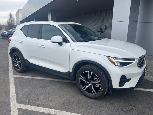 2025 Volvo XC40 Core Bright Theme