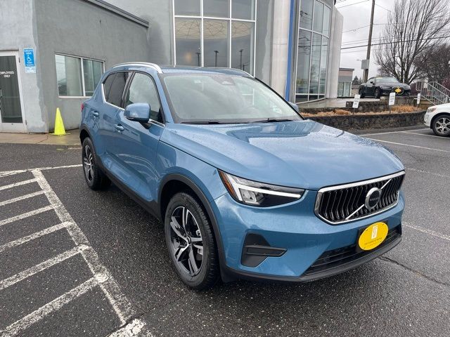 2025 Volvo XC40 Core Bright Theme