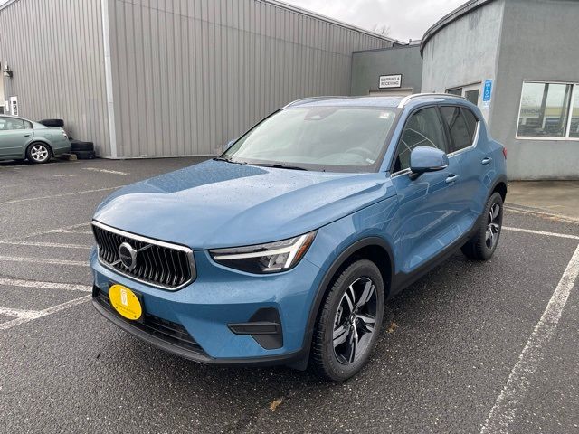 2025 Volvo XC40 Core Bright Theme