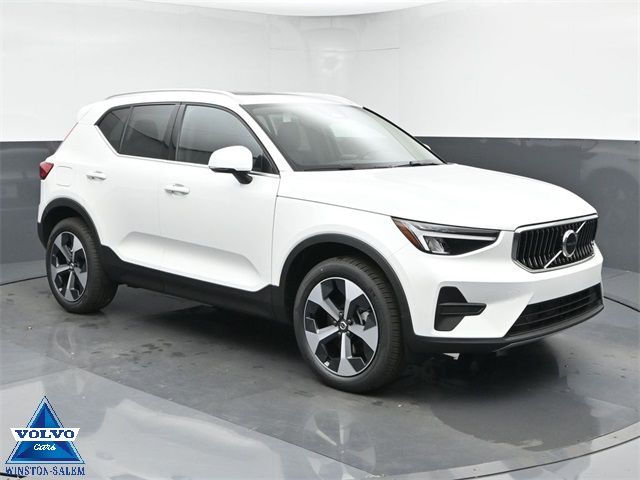 2025 Volvo XC40 Core Bright Theme