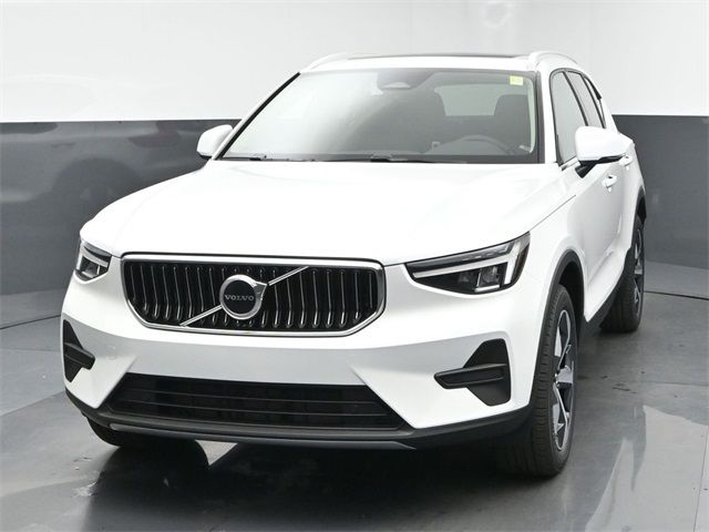 2025 Volvo XC40 Core Bright Theme