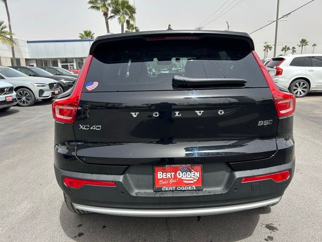 2025 Volvo XC40 Core Bright Theme