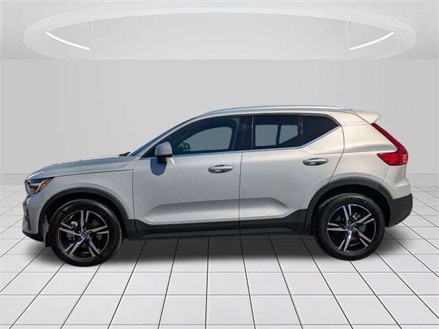 2025 Volvo XC40 Core Bright Theme