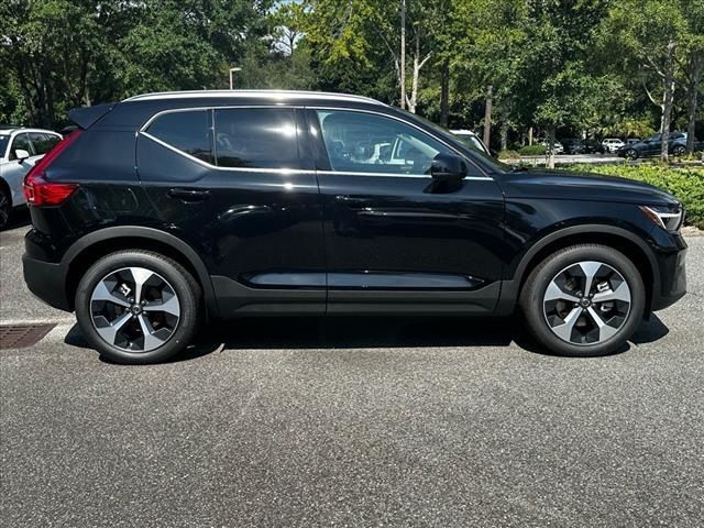 2025 Volvo XC40 Core Bright Theme