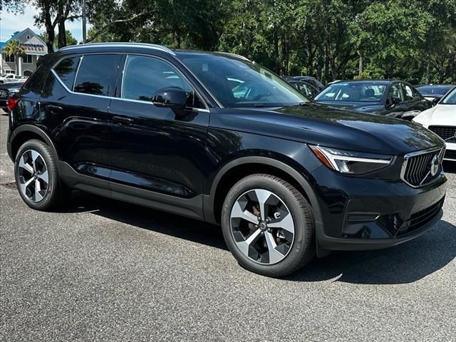 2025 Volvo XC40 Core Bright Theme