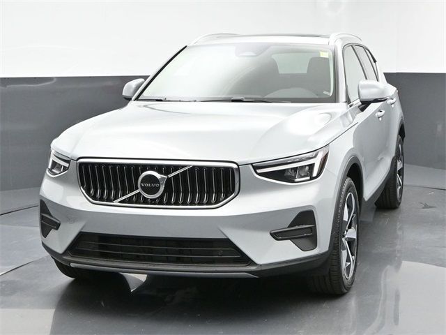 2025 Volvo XC40 Core Bright Theme