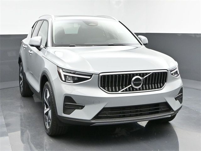 2025 Volvo XC40 Core Bright Theme