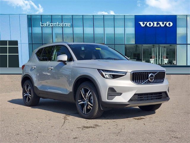 2025 Volvo XC40 Core Bright Theme