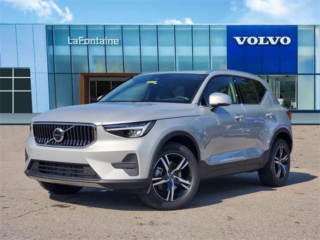 2025 Volvo XC40 Core Bright Theme