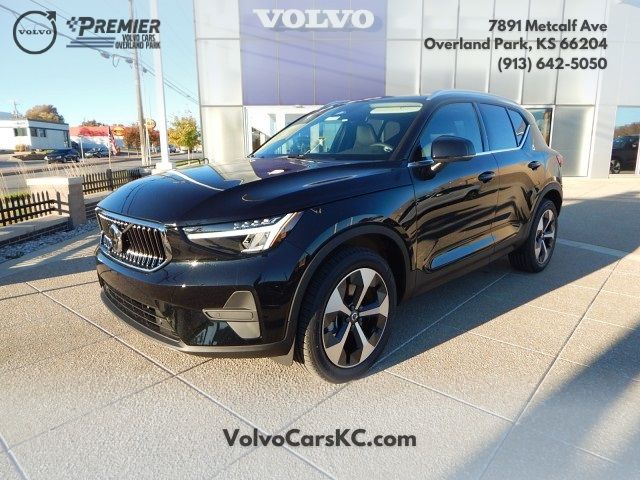 2025 Volvo XC40 Core Bright Theme