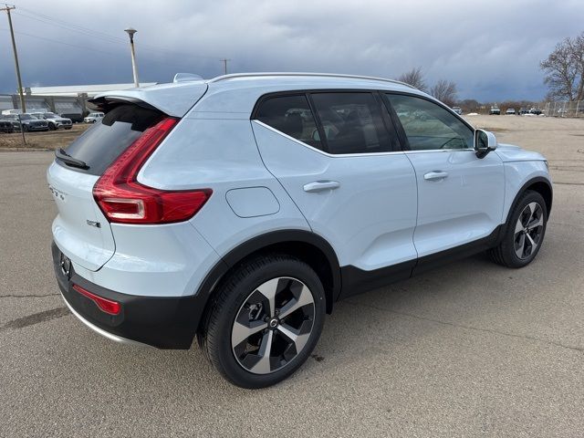 2025 Volvo XC40 Core Bright Theme