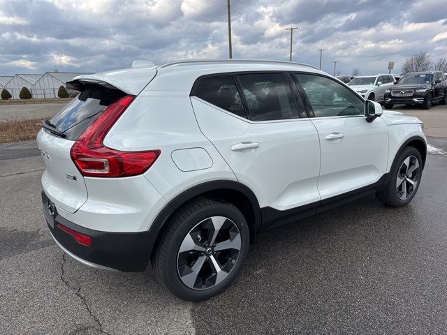 2025 Volvo XC40 Core Bright Theme