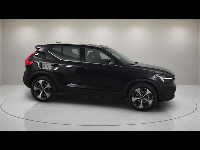 2025 Volvo XC40 Core Bright Theme