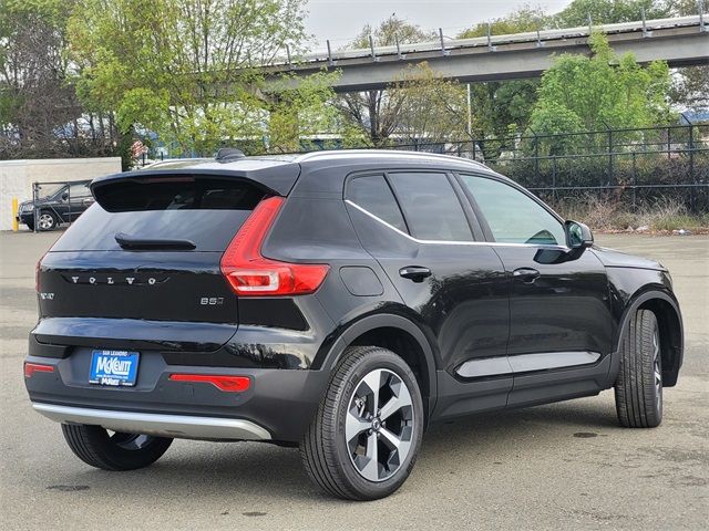 2025 Volvo XC40 Core Bright Theme