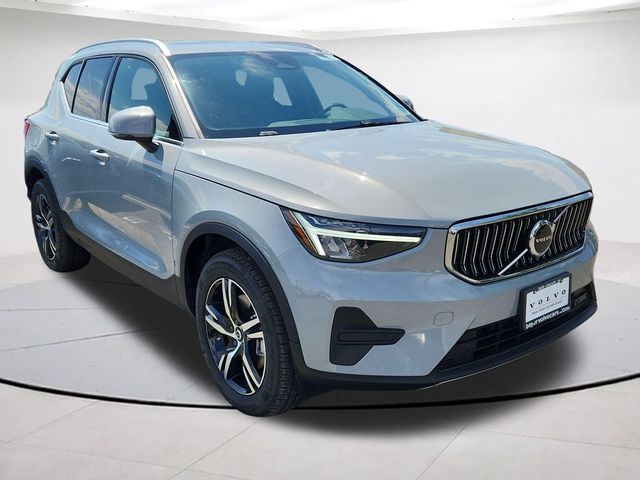 2025 Volvo XC40 Core Bright Theme