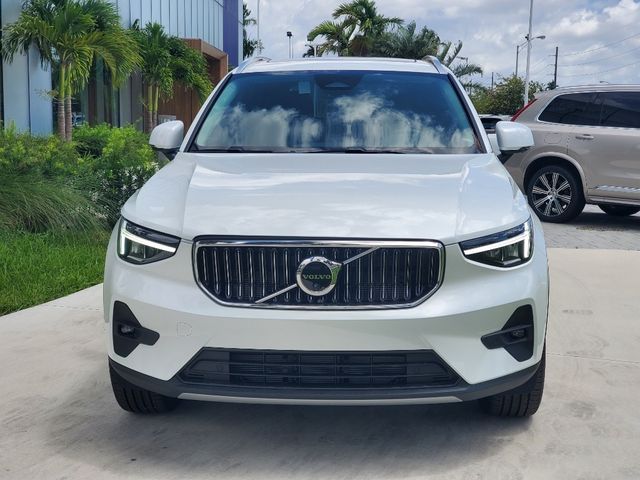 2025 Volvo XC40 Core Bright Theme