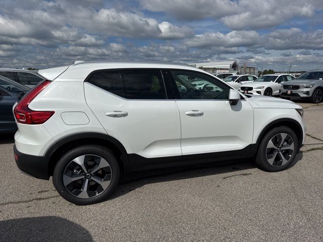 2025 Volvo XC40 Core Bright Theme