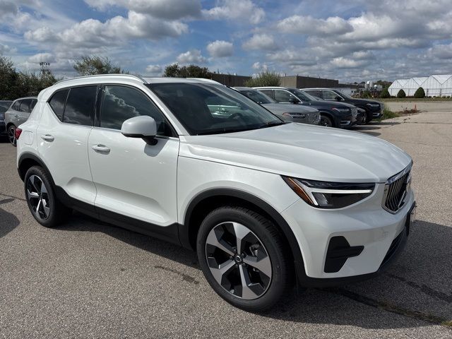 2025 Volvo XC40 Core Bright Theme