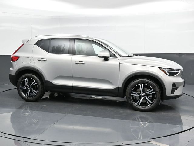 2025 Volvo XC40 Core Bright Theme