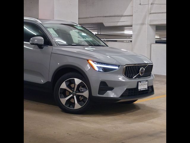 2025 Volvo XC40 Core Bright Theme