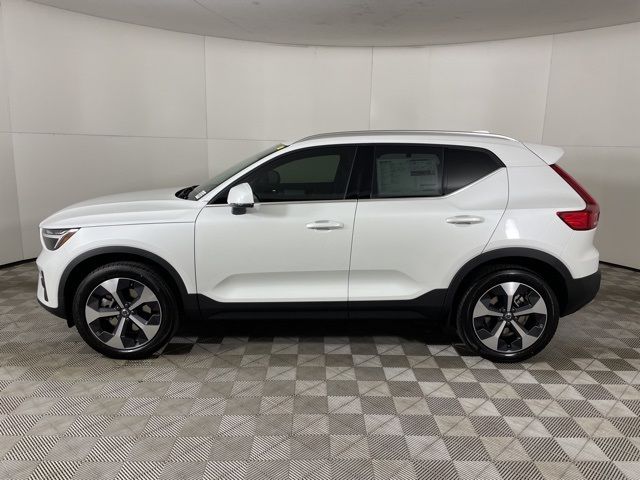 2025 Volvo XC40 Core Bright Theme