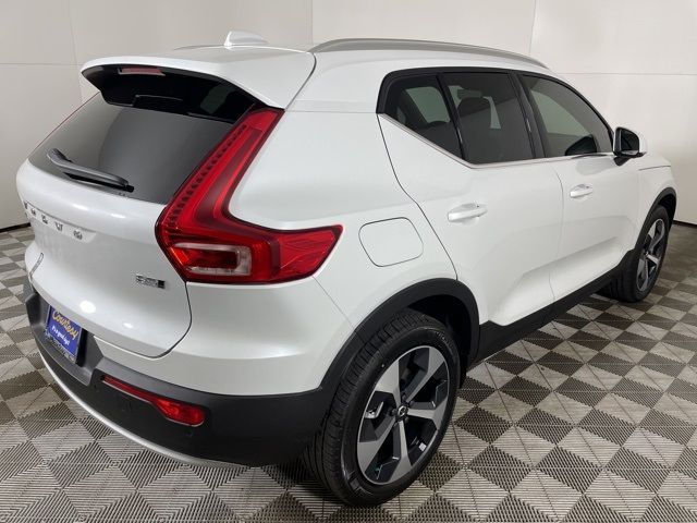 2025 Volvo XC40 Core Bright Theme