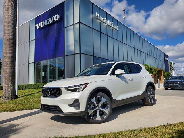 2025 Volvo XC40 Core Bright Theme