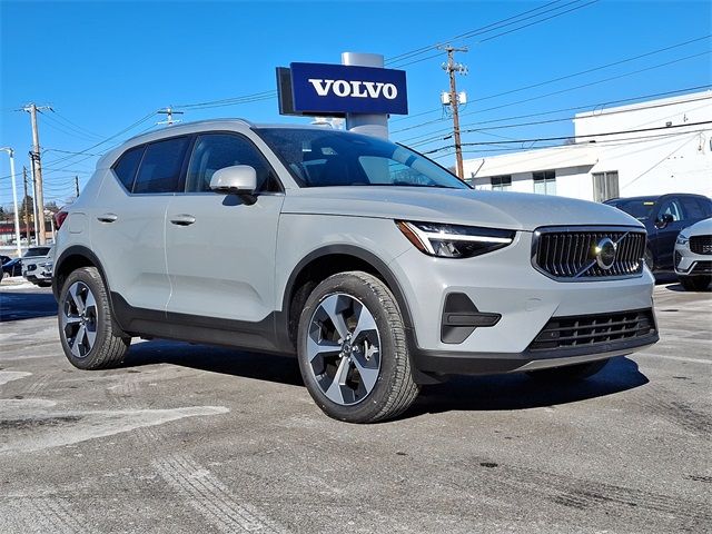 2025 Volvo XC40 Core Bright Theme