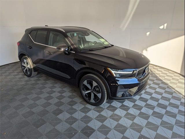 2025 Volvo XC40 Core Bright Theme